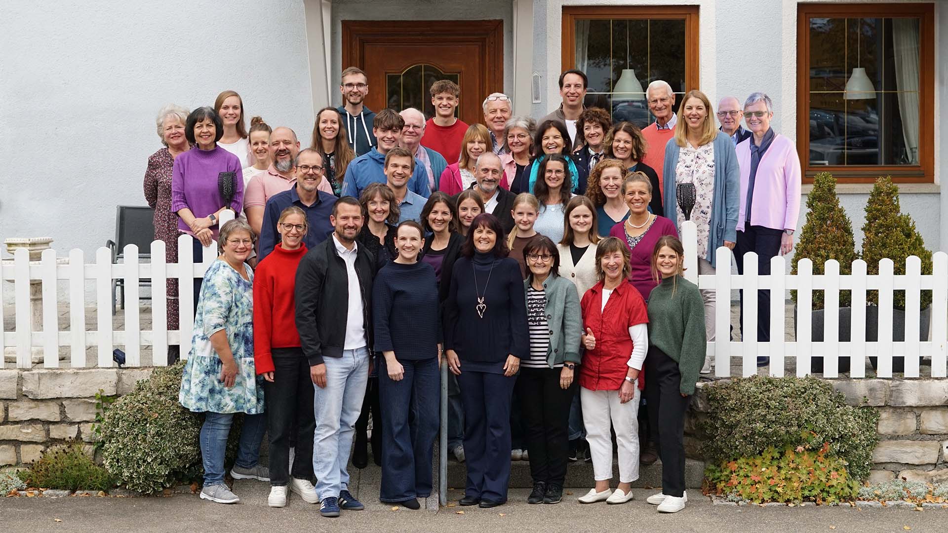Team-2022-vor-Haus-Bearbeitet_web-1 👍
